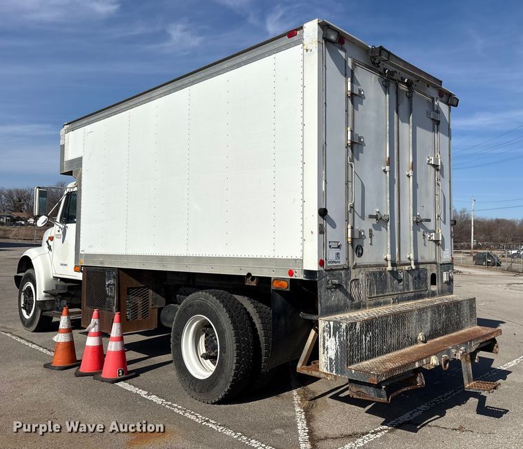 image for item FB8608 1990 International 4900 box truck