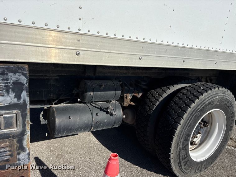 image for item FB8608 1990 International 4900 box truck