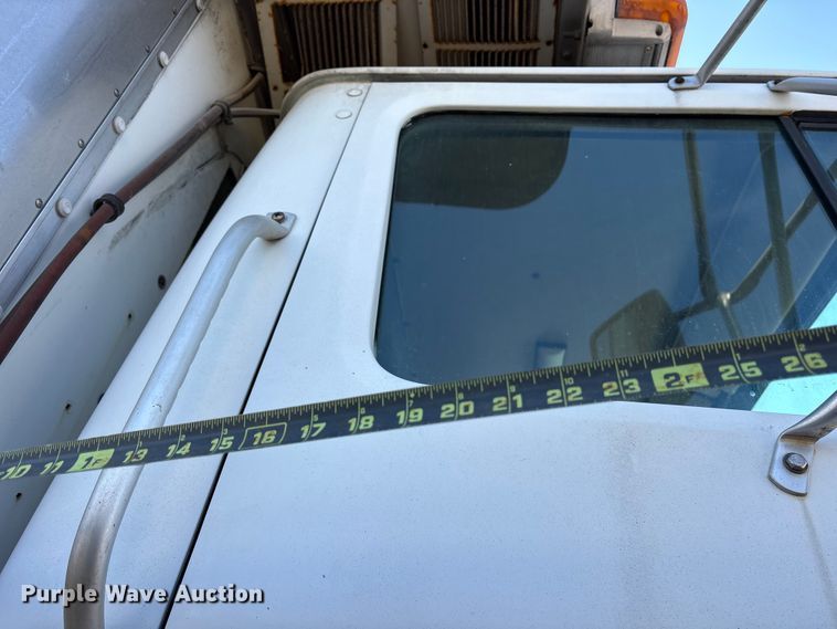 image for item FB8608 1990 International 4900 box truck