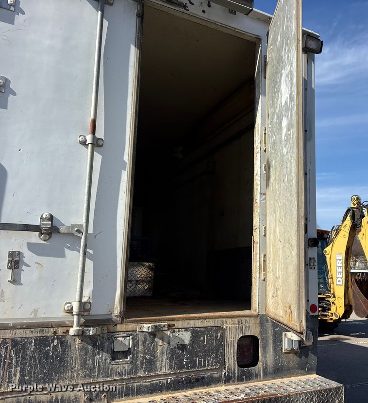 image for item FB8608 1990 International 4900 box truck