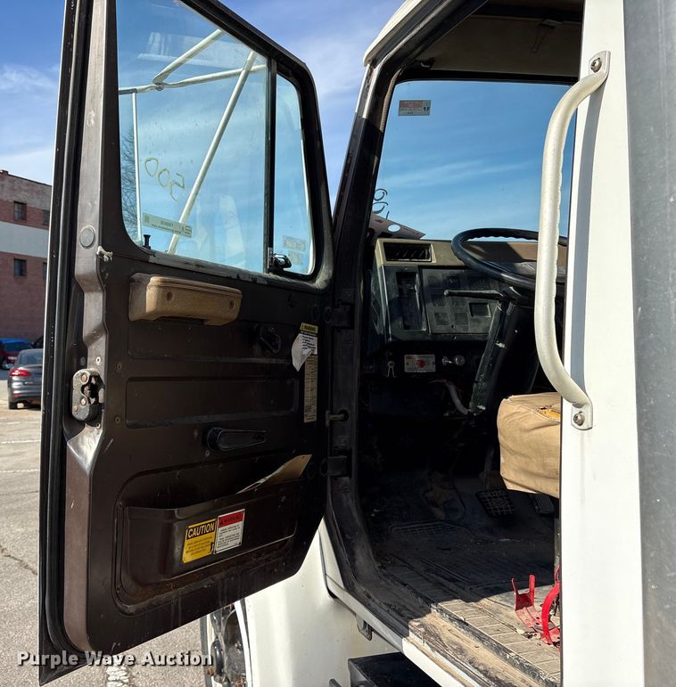 image for item FB8608 1990 International 4900 box truck