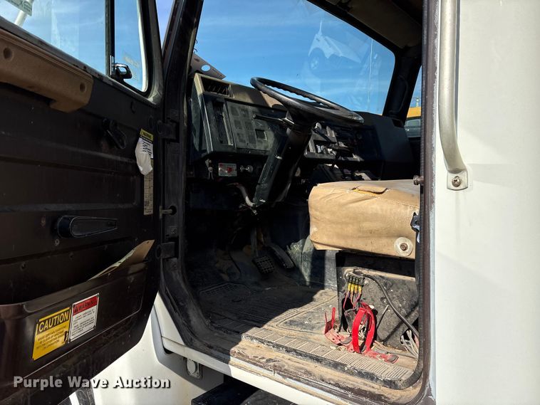 image for item FB8608 1990 International 4900 box truck