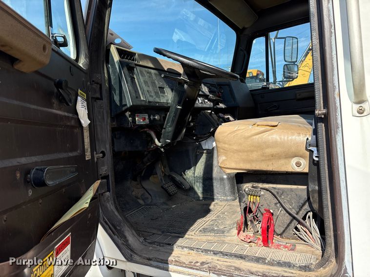 image for item FB8608 1990 International 4900 box truck