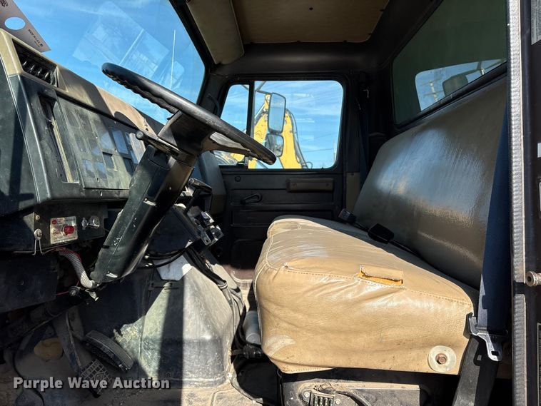 image for item FB8608 1990 International 4900 box truck