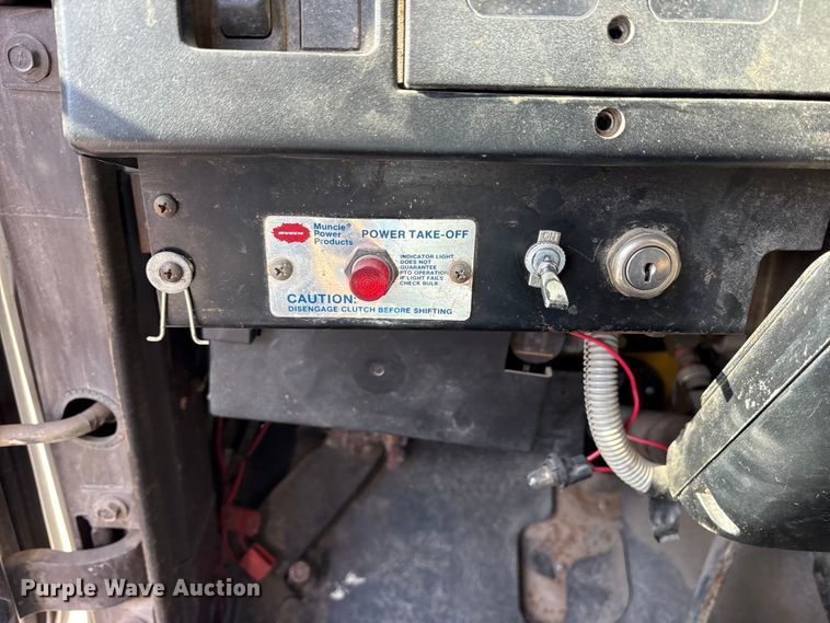 image for item FB8608 1990 International 4900 box truck