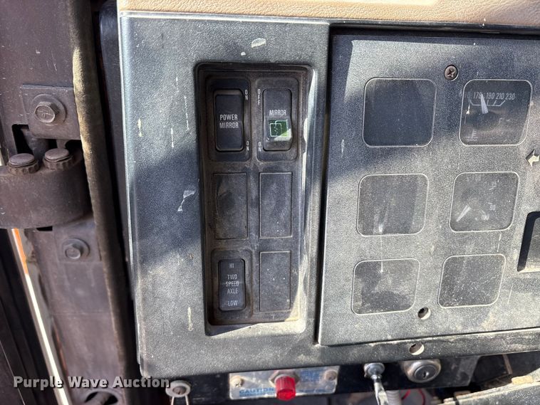 image for item FB8608 1990 International 4900 box truck