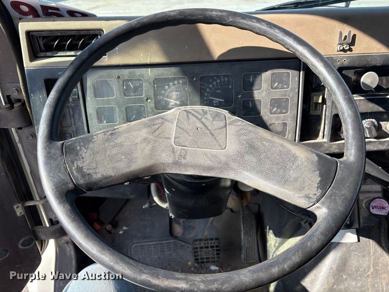 image for item FB8608 1990 International 4900 box truck