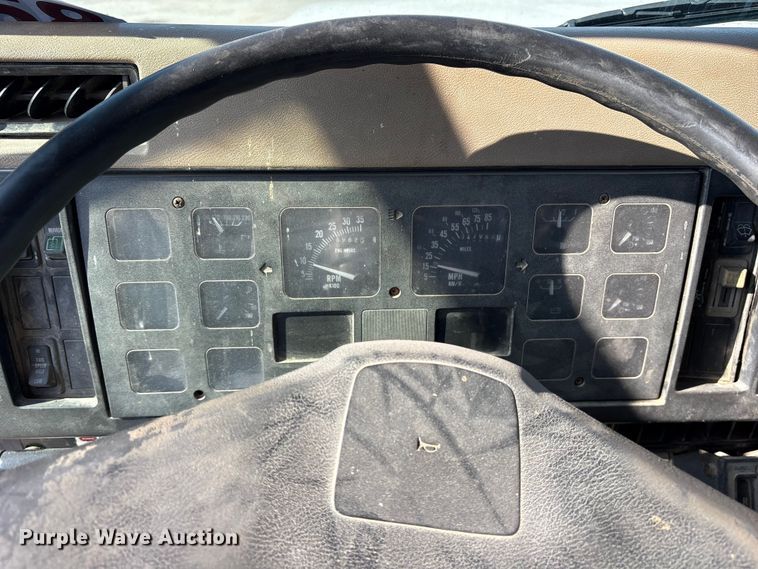 image for item FB8608 1990 International 4900 box truck