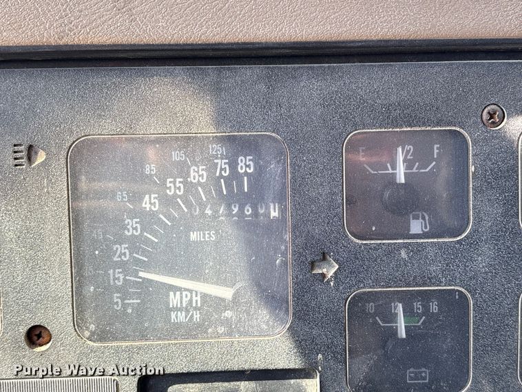 image for item FB8608 1990 International 4900 box truck