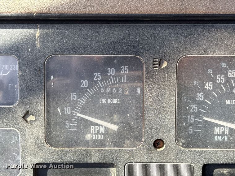 image for item FB8608 1990 International 4900 box truck