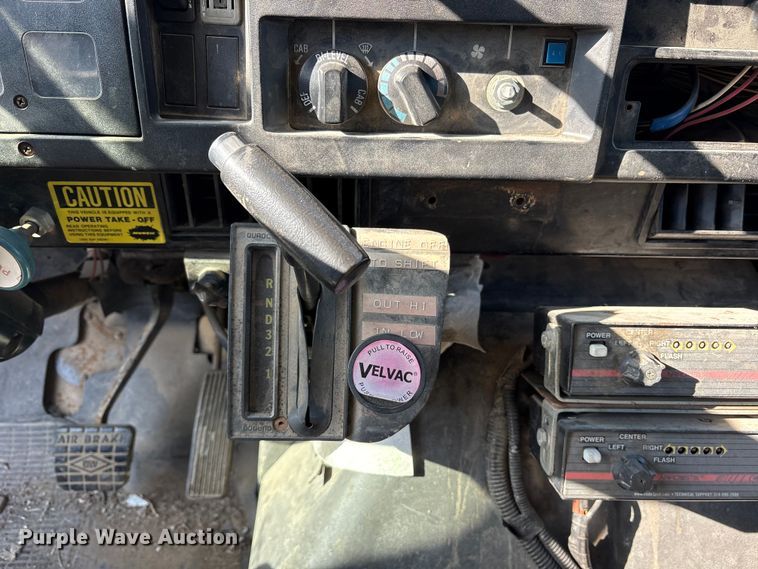 image for item FB8608 1990 International 4900 box truck