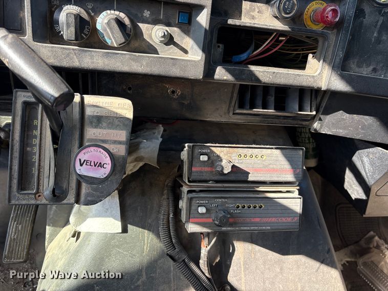 image for item FB8608 1990 International 4900 box truck