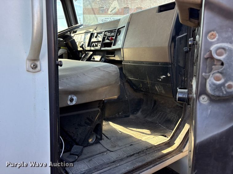 image for item FB8608 1990 International 4900 box truck