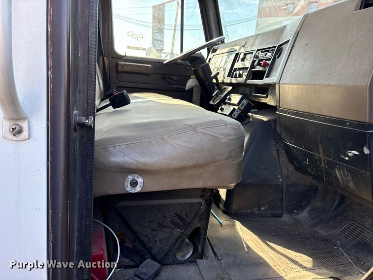 image for item FB8608 1990 International 4900 box truck