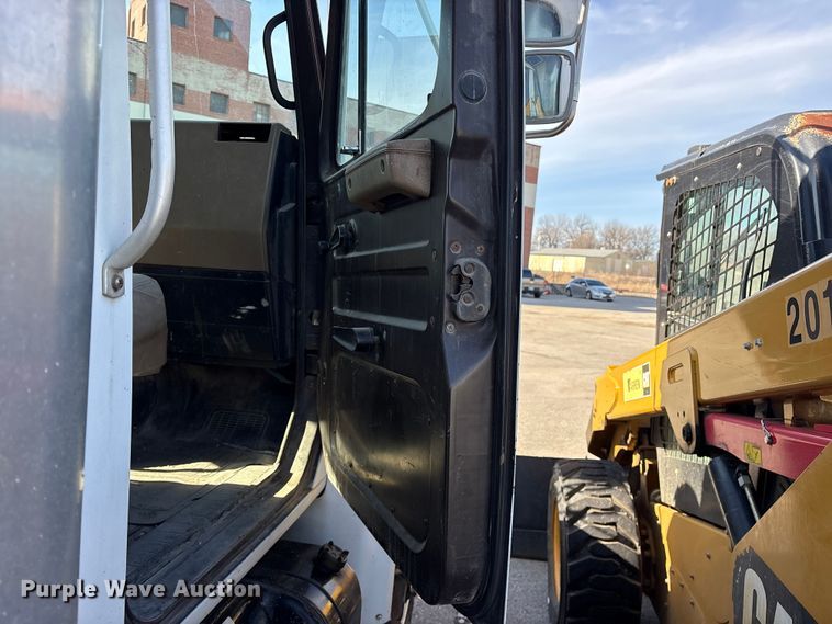 image for item FB8608 1990 International 4900 box truck