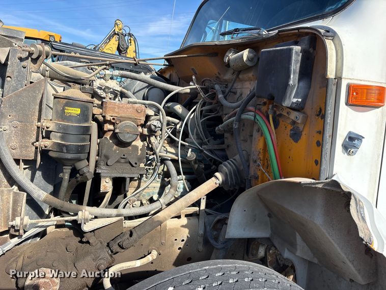 image for item FB8608 1990 International 4900 box truck