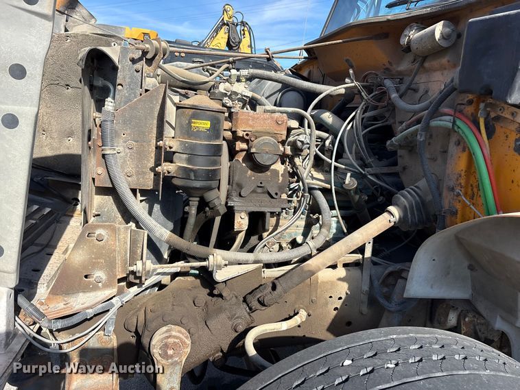 image for item FB8608 1990 International 4900 box truck