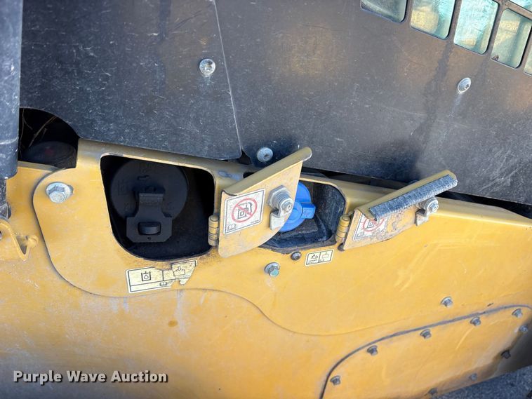 image for item FB8609 2016 Caterpillar 272D skid steer loader