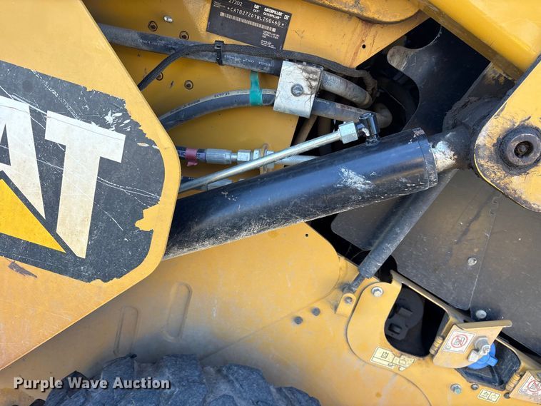 image for item FB8609 2016 Caterpillar 272D skid steer loader