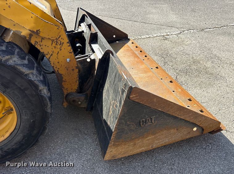 image for item FB8609 2016 Caterpillar 272D skid steer loader