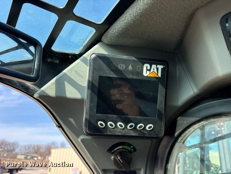 image for item FB8609 2016 Caterpillar 272D skid steer loader