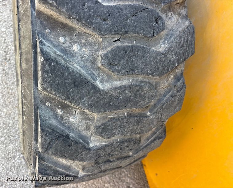 image for item FB8609 2016 Caterpillar 272D skid steer loader