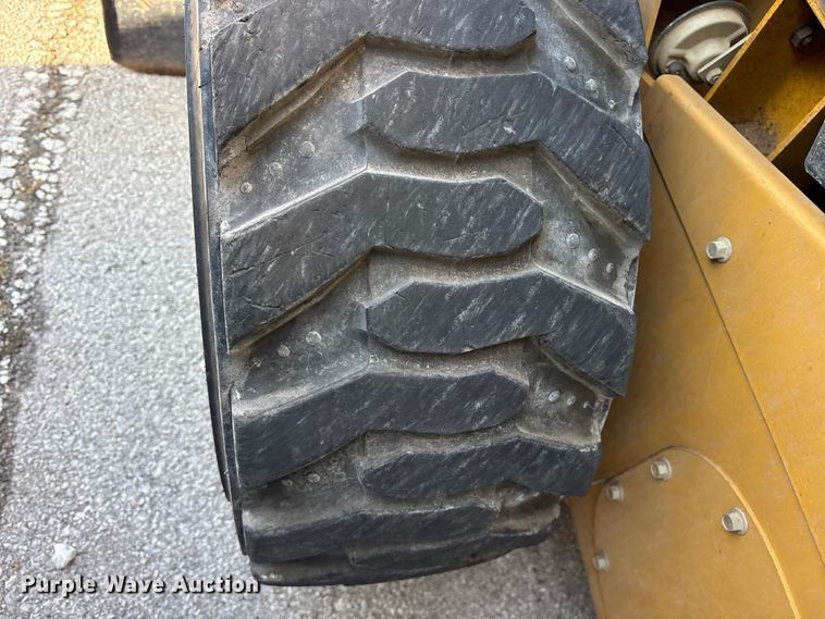 image for item FB8609 2016 Caterpillar 272D skid steer loader