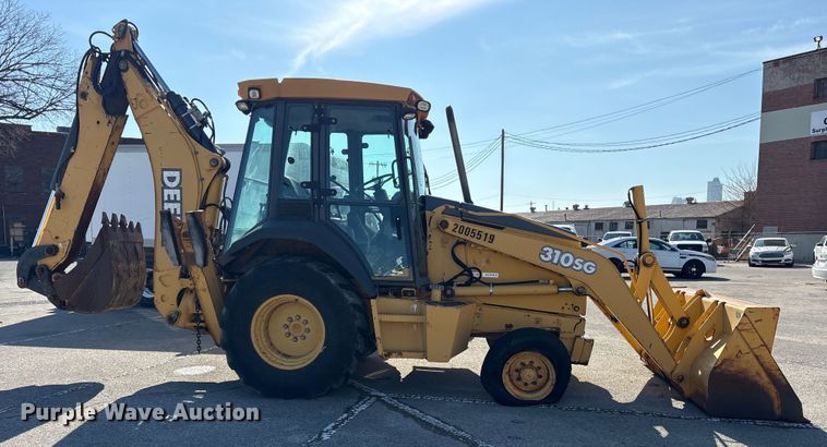 image for item FB8616 2004 John Deere 310SG backhoe