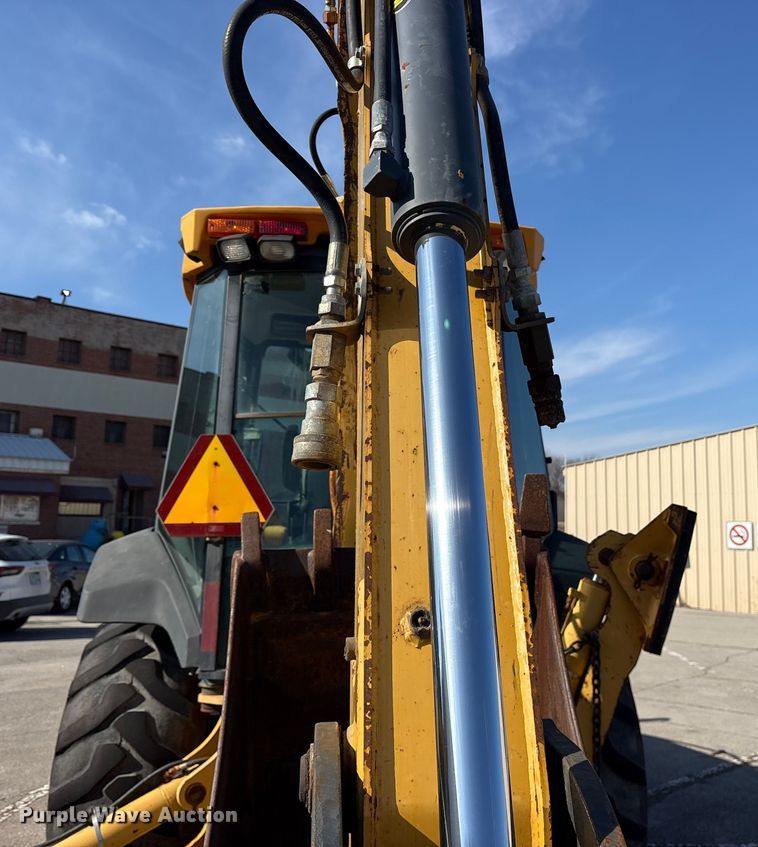 image for item FB8616 2004 John Deere 310SG backhoe