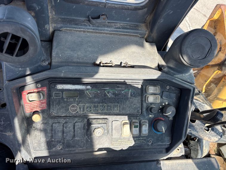 image for item FB8616 2004 John Deere 310SG backhoe