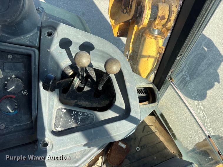 image for item FB8616 2004 John Deere 310SG backhoe