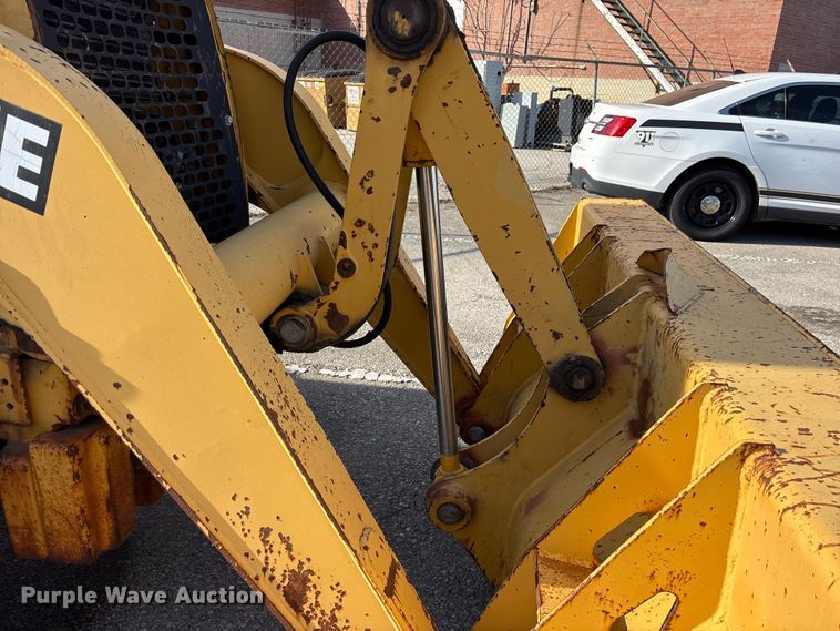 image for item FB8622 1999 John Deere 310SE backhoe