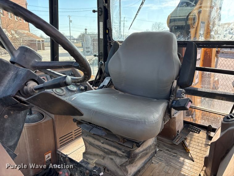 image for item FB8622 1999 John Deere 310SE backhoe