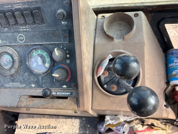 image for item FB8622 1999 John Deere 310SE backhoe