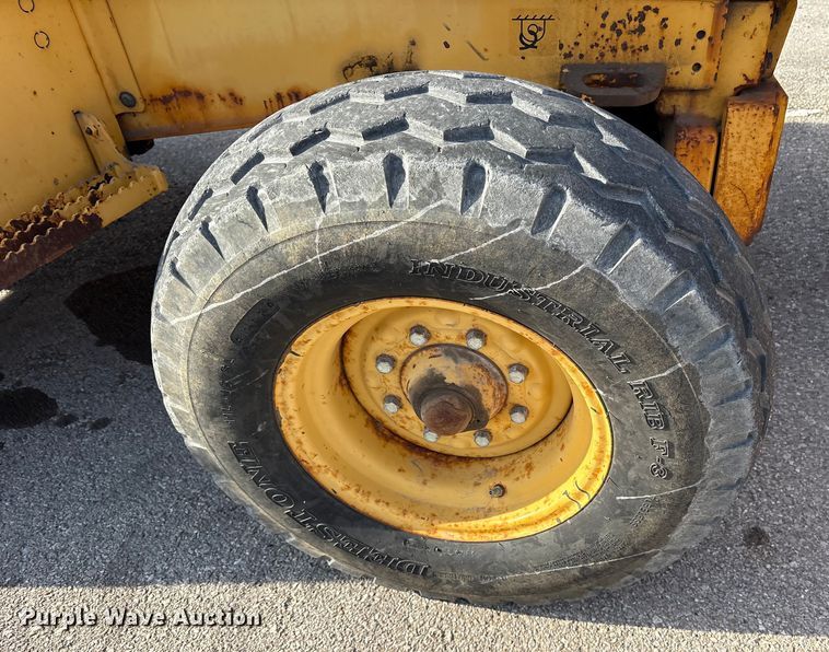 image for item FB8622 1999 John Deere 310SE backhoe