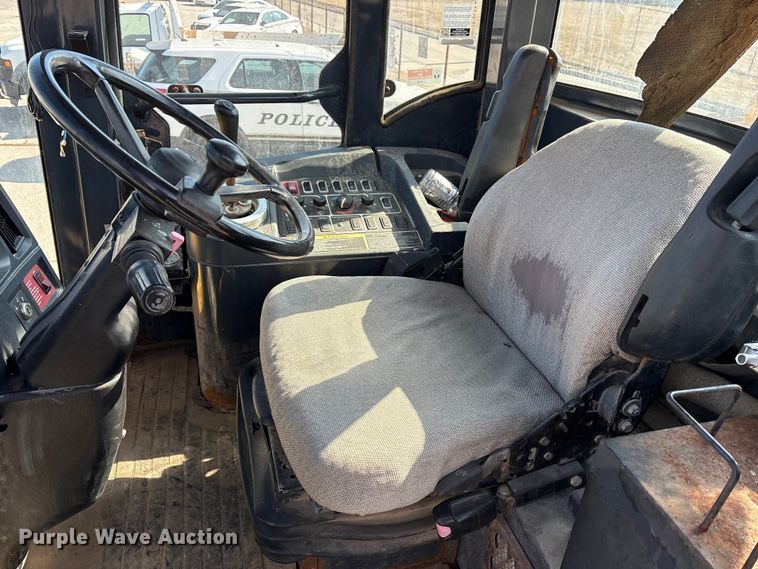 image for item FB8625 2002 John Deere 624H wheel loader