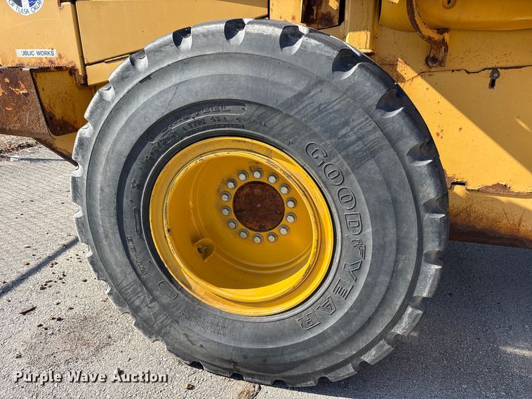 image for item FB8625 2002 John Deere 624H wheel loader