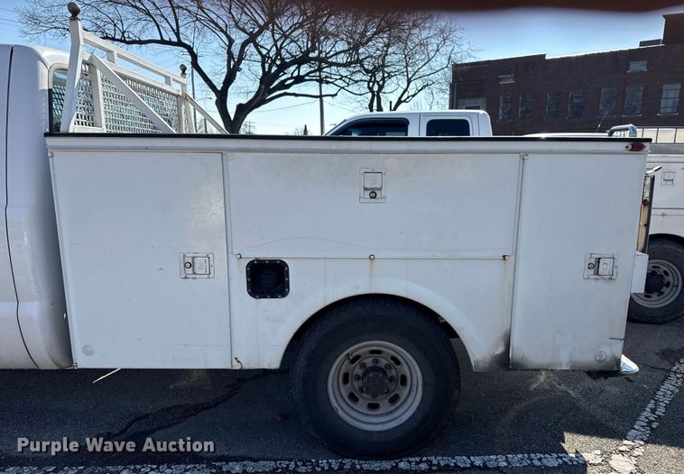 image for item FB8639 2001 Ford F250 Super Duty Ext. Cab utility bed pickup truck