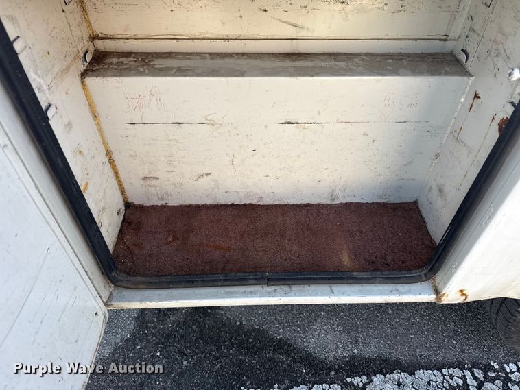 image for item FB8639 2001 Ford F250 Super Duty Ext. Cab utility bed pickup truck