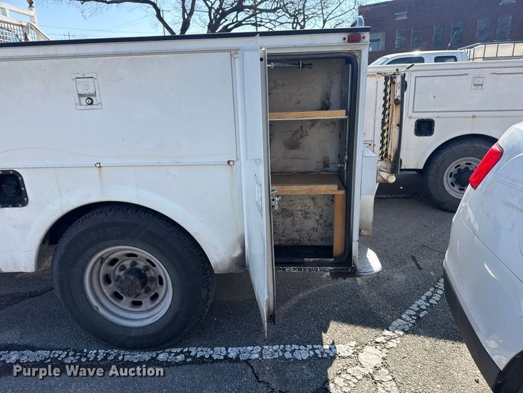 image for item FB8639 2001 Ford F250 Super Duty Ext. Cab utility bed pickup truck