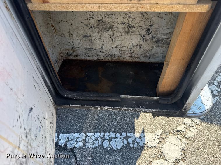 image for item FB8639 2001 Ford F250 Super Duty Ext. Cab utility bed pickup truck