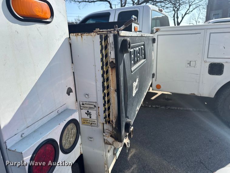 image for item FB8639 2001 Ford F250 Super Duty Ext. Cab utility bed pickup truck