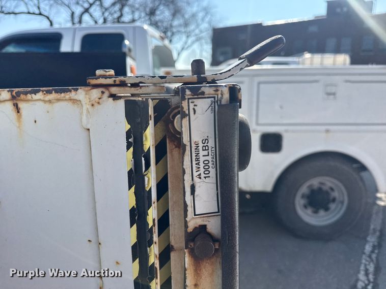 image for item FB8639 2001 Ford F250 Super Duty Ext. Cab utility bed pickup truck