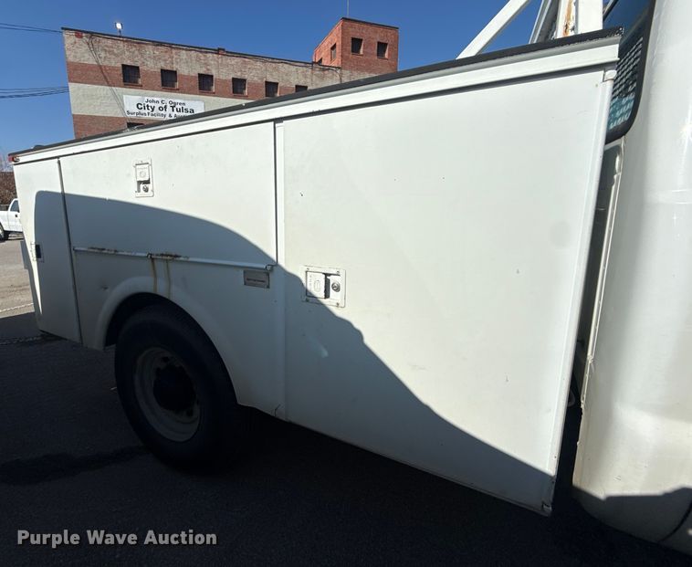 image for item FB8639 2001 Ford F250 Super Duty Ext. Cab utility bed pickup truck