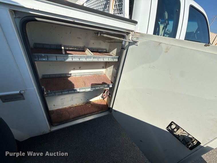 image for item FB8639 2001 Ford F250 Super Duty Ext. Cab utility bed pickup truck