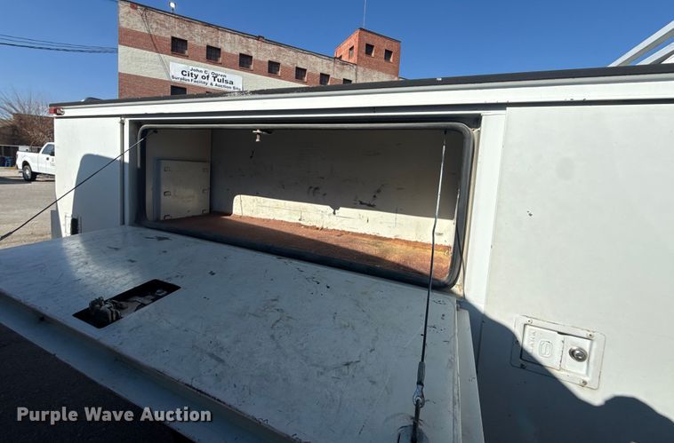 image for item FB8639 2001 Ford F250 Super Duty Ext. Cab utility bed pickup truck