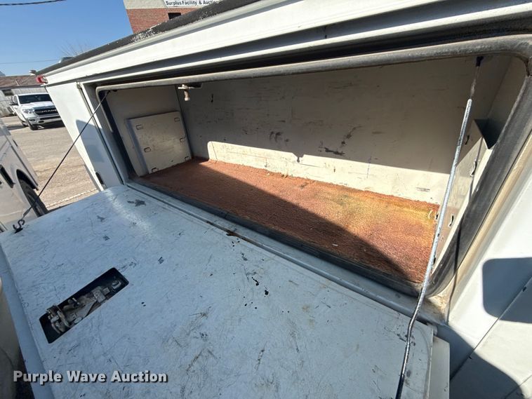 image for item FB8639 2001 Ford F250 Super Duty Ext. Cab utility bed pickup truck