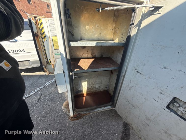 image for item FB8639 2001 Ford F250 Super Duty Ext. Cab utility bed pickup truck