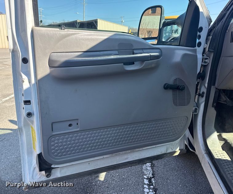 image for item FB8639 2001 Ford F250 Super Duty Ext. Cab utility bed pickup truck