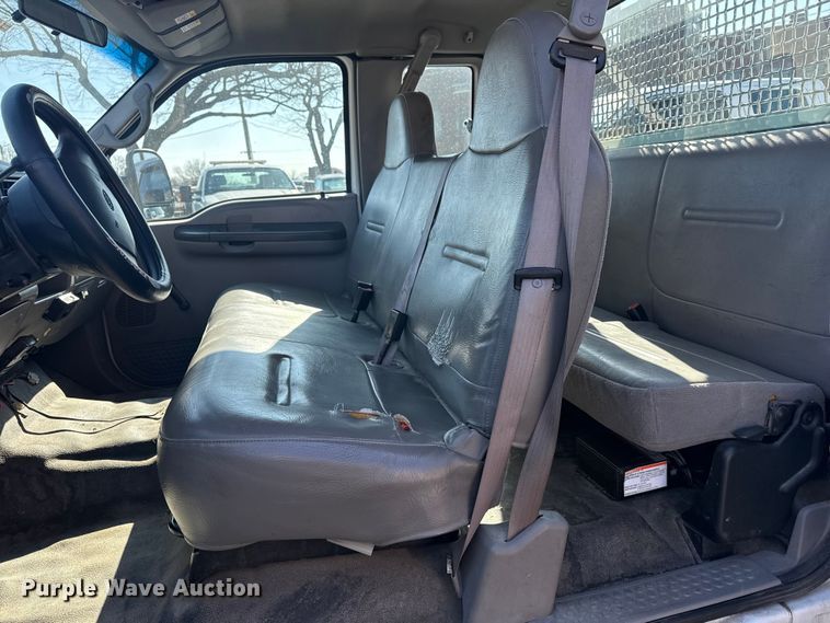 image for item FB8639 2001 Ford F250 Super Duty Ext. Cab utility bed pickup truck